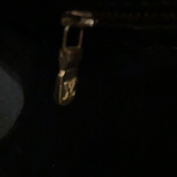Authentic Louis Vuitton Neo Epi GM - Picture 7 of 9